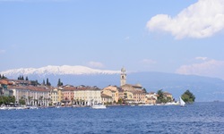 Blick auf Desenzano - im Hintergrund sind schneebedeckte Gipfel zu sehen