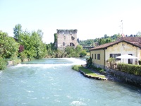 Blick auf einen Wasserdurchlass in Borghetto, einem Stadtteil von Valeggio sul Mincio