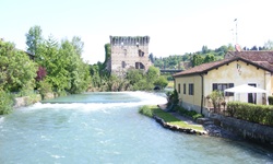 Blick auf einen Wasserdurchlass in Borghetto, einem Stadtteil von Valeggio sul Mincio