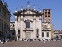 Blick auf den Piazza mit Dom und auf der linken Seite das Bischöfliche Palais