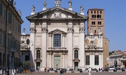 Blick auf den Piazza mit Dom und auf der linken Seite das Bischöfliche Palais