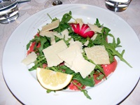 Salatteller mit Radieschen, Ruccola, Zitrone und Parmesan