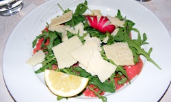 Salatteller mit Radieschen, Ruccola, Zitrone und Parmesan