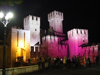 Blick auf die bunt beleuchtete Scaligerburg in Sirmione