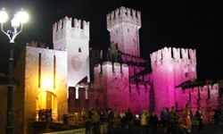Blick auf die bunt beleuchtete Scaligerburg in Sirmione