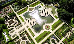 Die wunderschönen, von weißen Wegen durchzogenen Schlossgärten von Arcen aus der Luft gesehen.