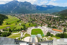 Das zu Füßen des Hausbergs gelegene Garmisch-Partenkirchen von der Großen Olympiaschanze aus gesehen.