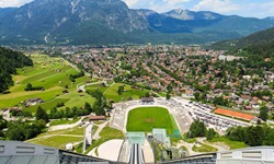 Das zu Füßen des Hausbergs gelegene Garmisch-Partenkirchen von der Großen Olympiaschanze aus gesehen.