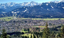 Schneebedeckte Gipfel überragen den Wintersportort Garmisch-Partenkirchen.
