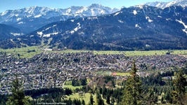 Schneebedeckte Gipfel überragen den Wintersportort Garmisch-Partenkirchen.