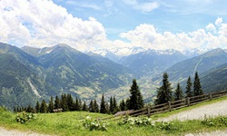 Blick über das Gasteiner Tal mit den Alpen