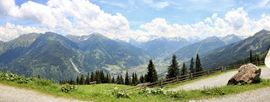 Blick über das Gasteiner Tal mit den Alpen