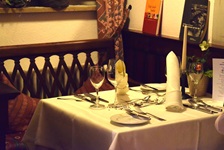 Ein gedeckter Tisch im Gastraum des Hotels Herrmann in Münsingen