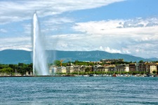 Der Genfer See mit Springbrunnen und Promenade