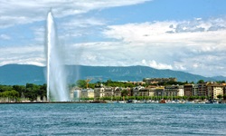 Der Genfer See mit Springbrunnen und Promenade