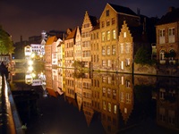 Die nächtlich beleuchtete Altstadt von Gent.