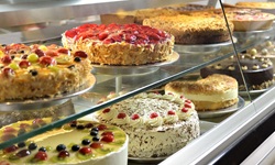 Kuchen und Torten in der Auslage einer Bäckerei.