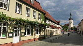 Blick auf eine kleine Straße auf der großen Spreewaldtour, an deren Ende die Kirch ist