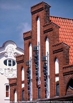 Blick auf einen Giebel mit Klinkersteinen und Glocken