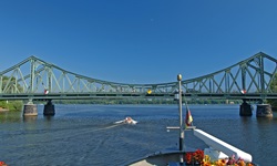 Die Glienicker Brücke, die Berlin und Potsdam miteinander verbindet, vom Schiff aus gesehen.