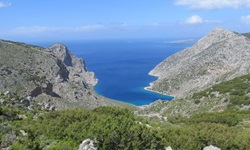 Wunderschöner Ausblick von der Insel Kalymnos auf eine traumhafte Bucht mit tiefblauem Wasser.