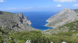 Wunderschöner Ausblick von der Insel Kalymnos auf eine traumhafte Bucht mit tiefblauem Wasser.