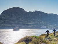 Zwei Mountainbiker auf einer Insel der Mittleren Griechischen Ägäis.