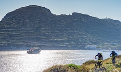 Zwei Mountainbiker auf einer Insel der Mittleren Griechischen Ägäis.