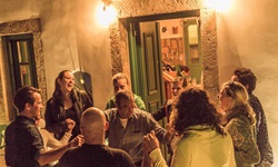 Ausgelassene Tanz-Stimmung vor einer griechischen Taverne.