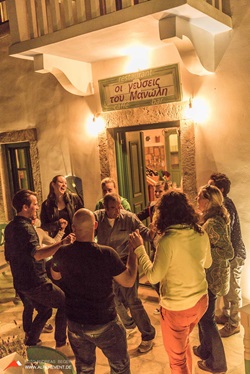 Ausgelassene Tanz-Stimmung vor einer griechischen Taverne.