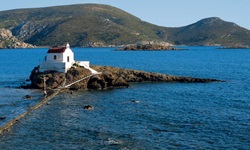 Die griechisch-orthodoxe Kirche Agios Isidoros liegt abgeschieden auf einer kleinen Felsinsel vor Leros.