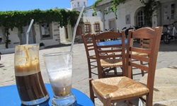 Zwei halb ausgetrunkene Milchkaffeegläser auf dem Tisch eines Cafés in Chora auf der Insel Patmos.