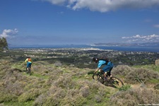 Zwei Mountainbiker auf der Insel Kos.