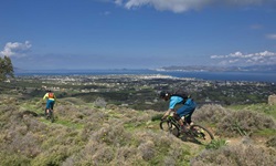 Zwei Mountainbiker auf der Insel Kos.