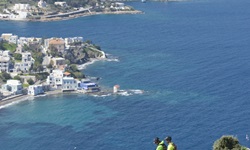 Vier Mountainbiker machen auf der Insel Leros Pause und genießen den Ausblick auf die Adria.