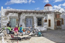 Vier Mountainbiker machen im Zentrum von Chora auf der Insel Patmos Pause.