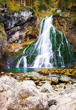 Blick auf den märchenhaften Wasserfall in Golling