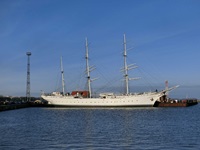 Blick auf das Segelschulschiff Gorch Fock im Stralsunder Hafen