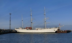 Blick auf das Segelschulschiff Gorch Fock im Stralsunder Hafen