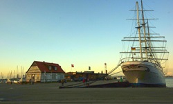 Das ehemalige Segel-Schulschiff Gorch Fock I im Hafen von Stralsund.