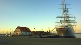 Das ehemalige Segel-Schulschiff Gorch Fock I im Hafen von Stralsund.
