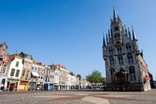 Der Platz mit den aneinandergereihten Häusern vor dem Rathaus in Gouda