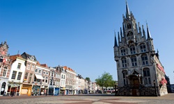 Der Platz mit den aneinandergereihten Häusern vor dem Rathaus in Gouda