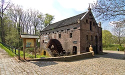 Das markante Backsteingebäude der Kornbrennerei "De IJsvogel" in Arcen.