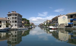 Blick auf den Wasserkanal mit Booten in Grado