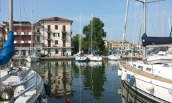 Blick auf den Hafen in Grado