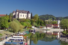 Schloss Greinburg und die Pfarrkirche von Grein am Donauufer.