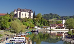 Schloss Greinburg und die Pfarrkirche von Grein am Donauufer.