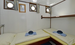 Eine 2-Bett-Kabine mit ebenerdig versetzt stehenden Betten an Bord der MS Jan van Scorel.