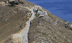 Blick auf die Windmühlen der Insel Leros in der Griechischen Ägäis von der Burg aus gesehen